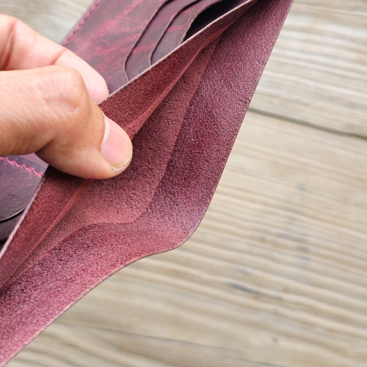 Nomad Bifold Lite – Slim, Smart & Timeless