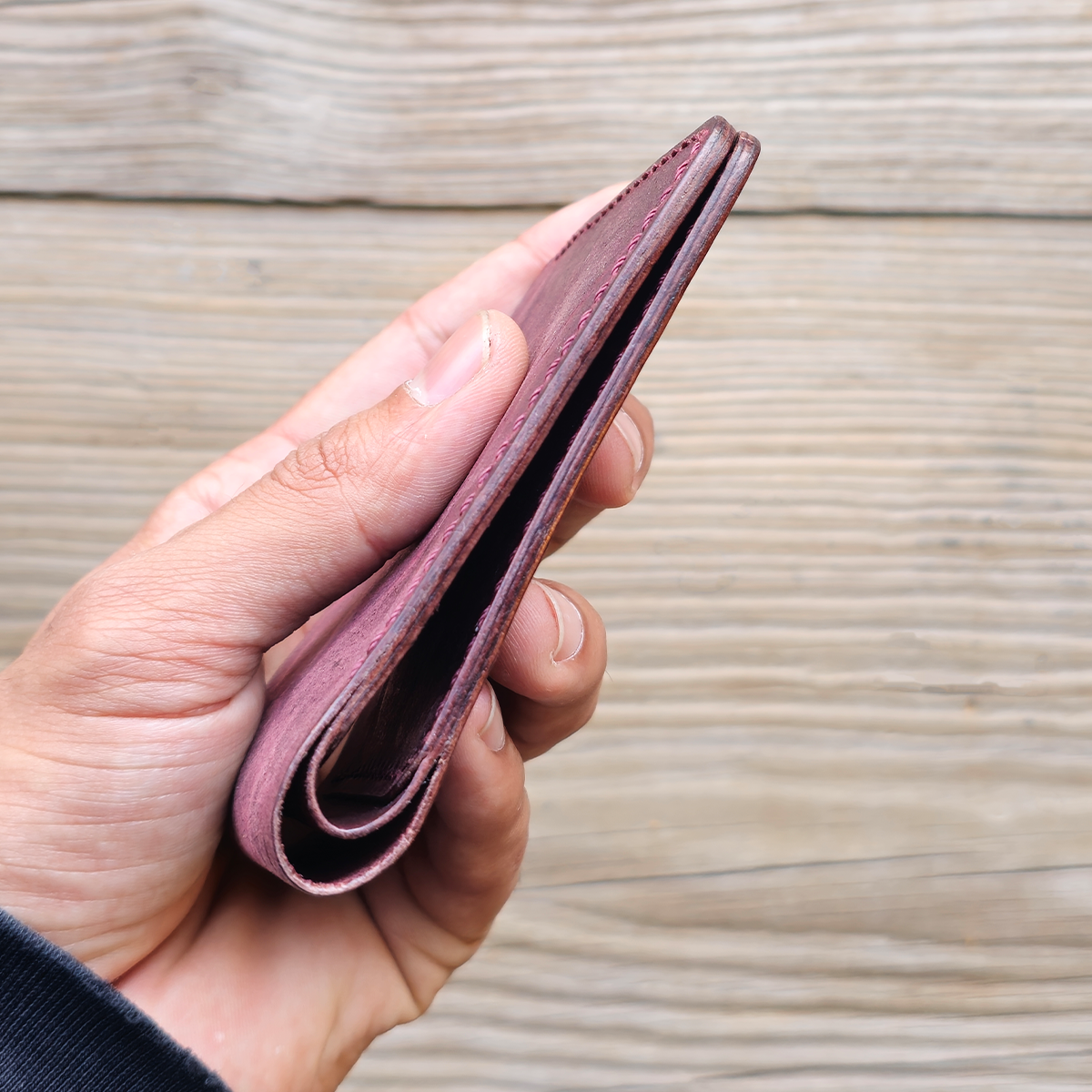 Nomad Bifold Lite – Slim, Smart & Timeless