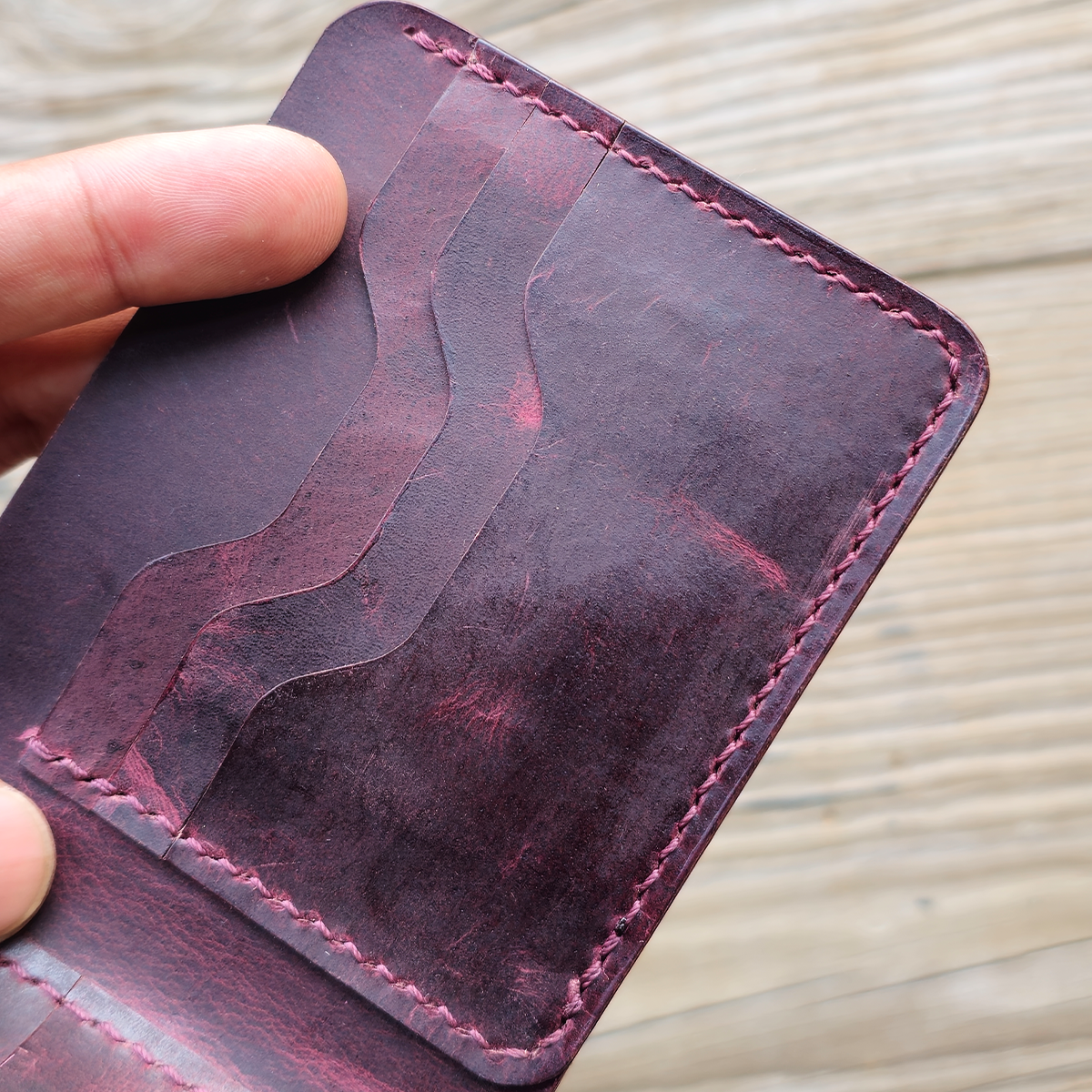 Nomad Bifold Lite – Slim, Smart & Timeless