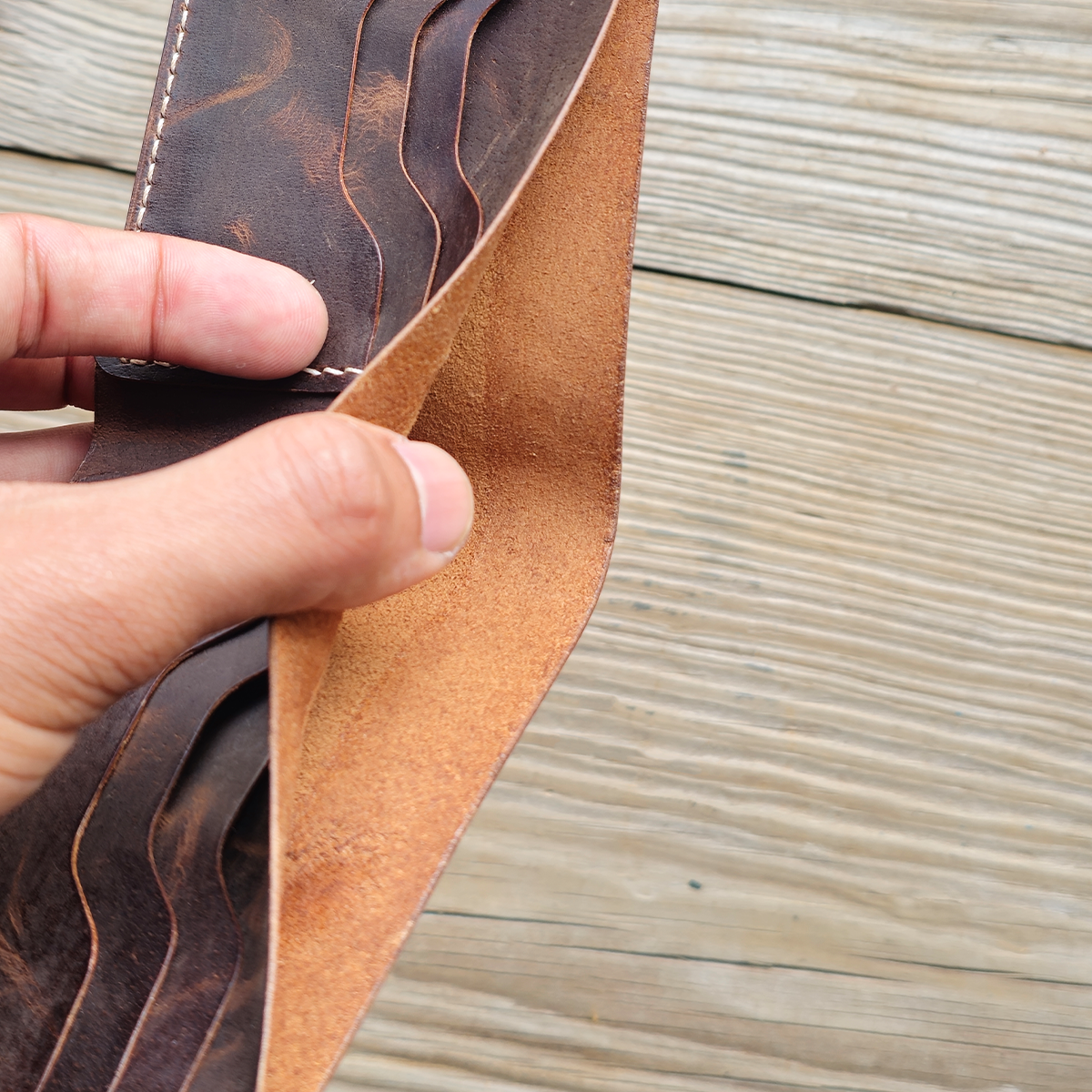 Nomad Bifold Lite – Slim, Smart & Timeless