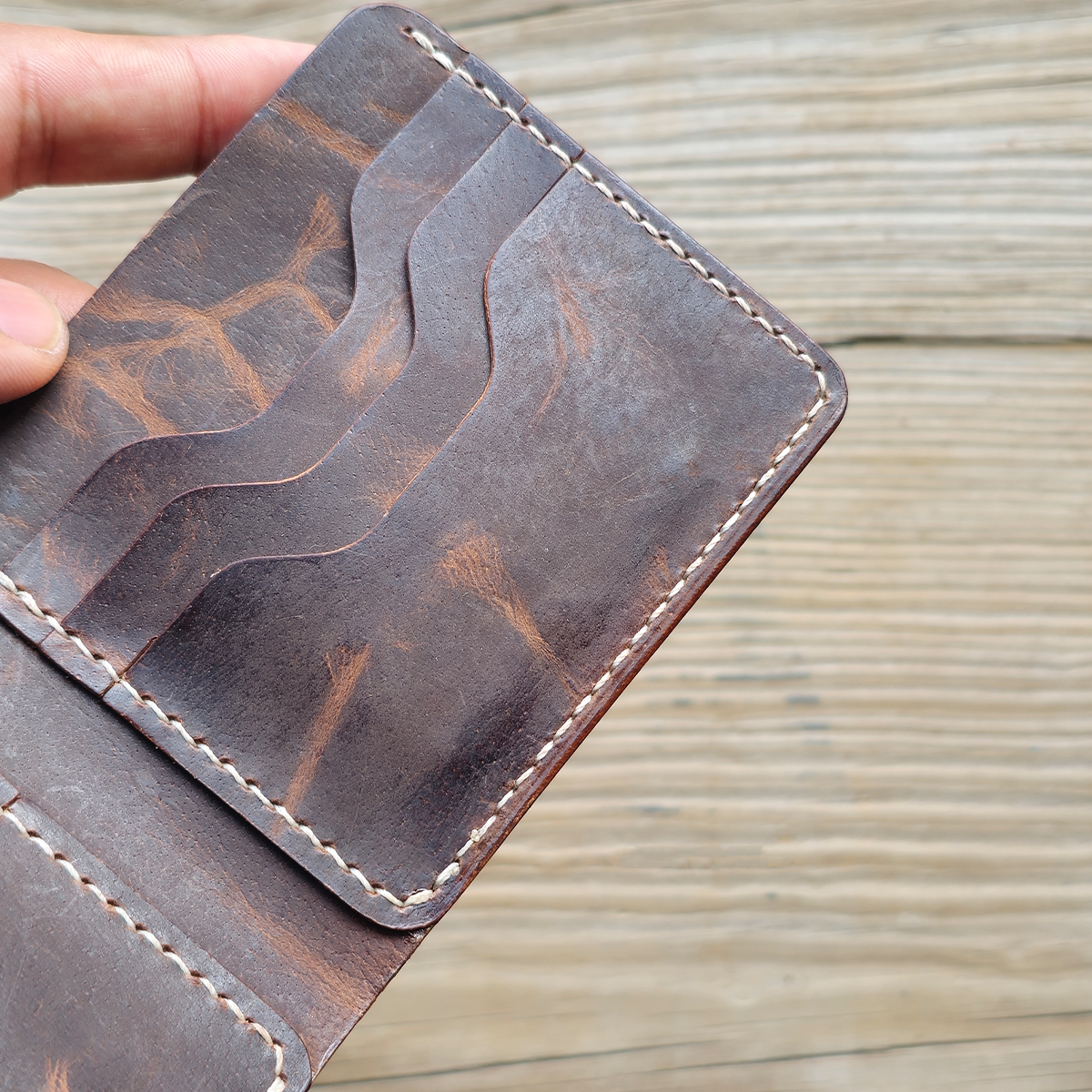 Nomad Bifold Lite – Slim, Smart & Timeless