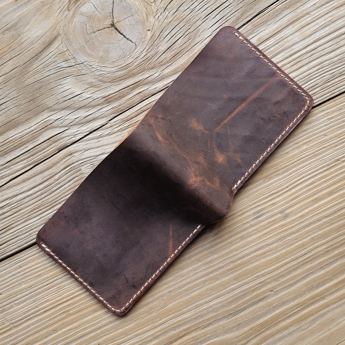 Nomad Bifold Lite – Slim, Smart & Timeless
