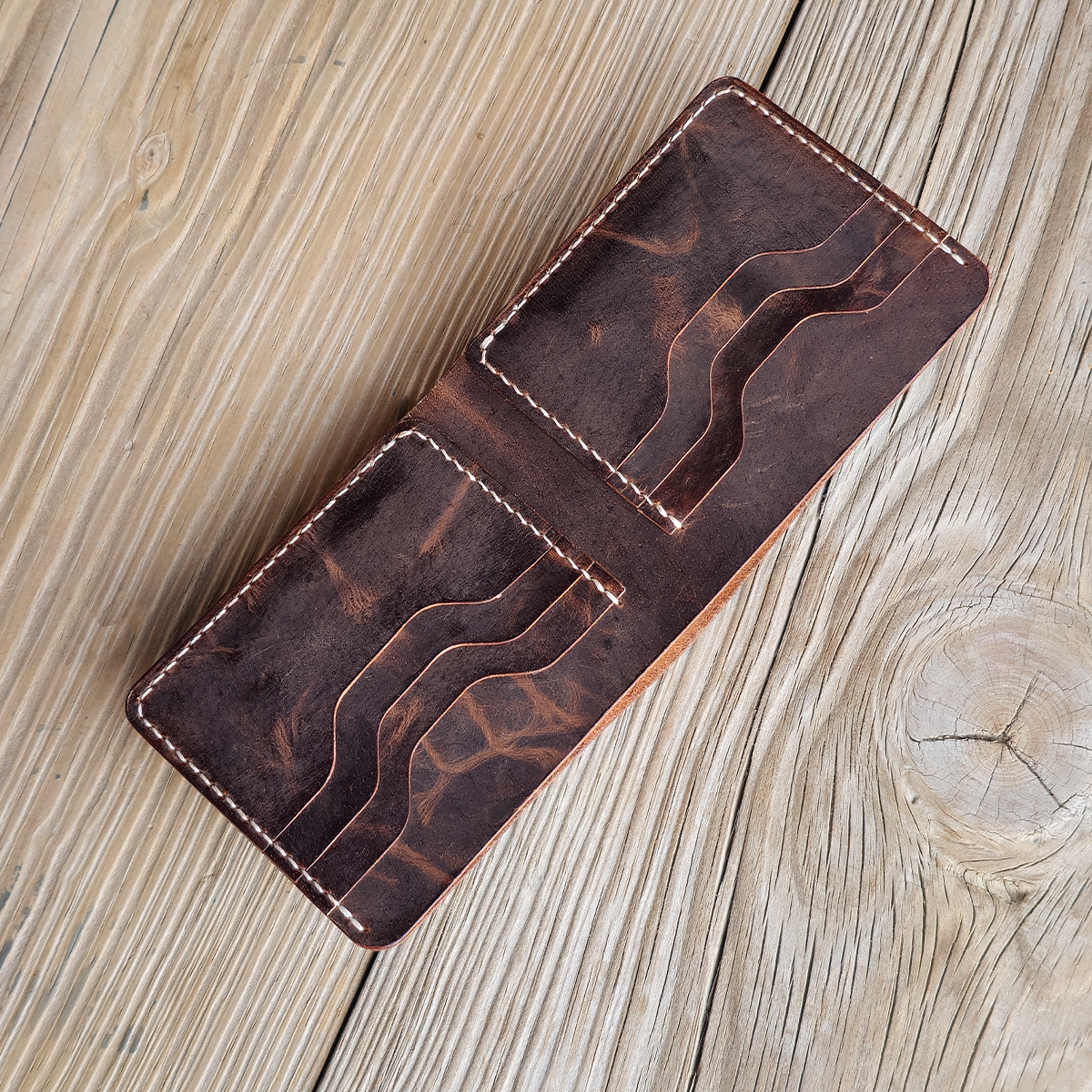 Nomad Bifold Lite – Slim, Smart & Timeless