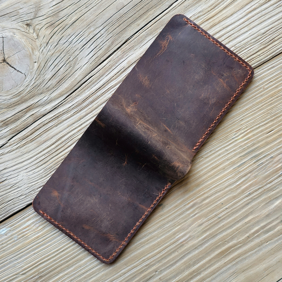 Nomad Bifold Lite – Slim, Smart & Timeless