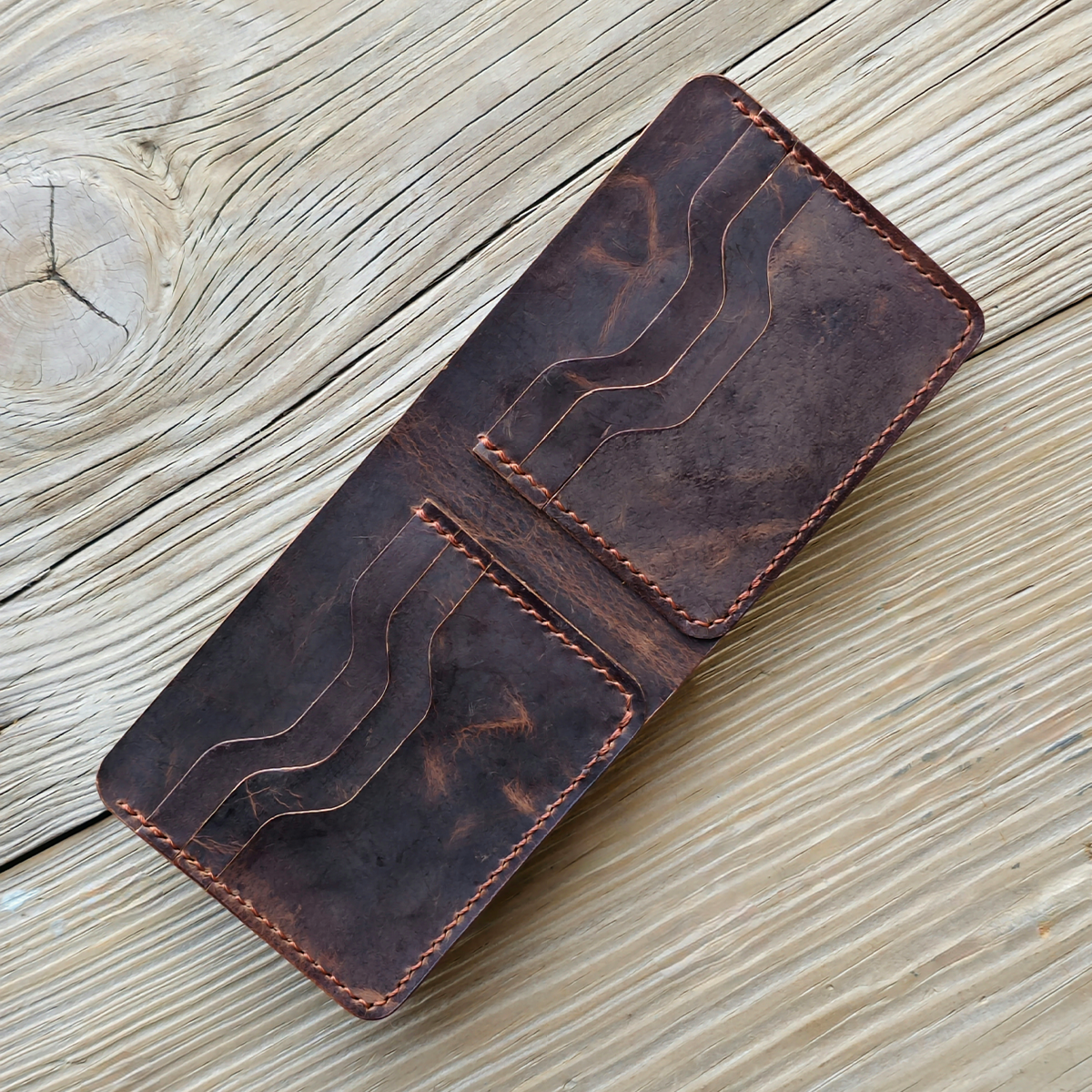 Nomad Bifold Lite – Slim, Smart & Timeless