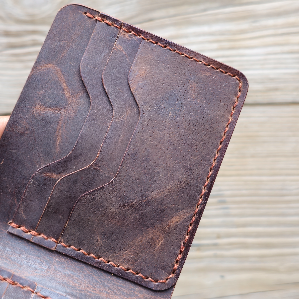 Nomad Bifold Lite – Slim, Smart & Timeless