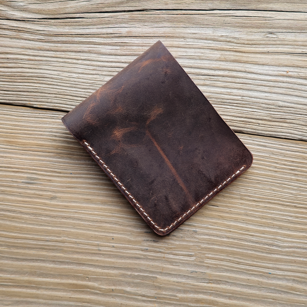 Nomad Bifold Lite – Slim, Smart & Timeless