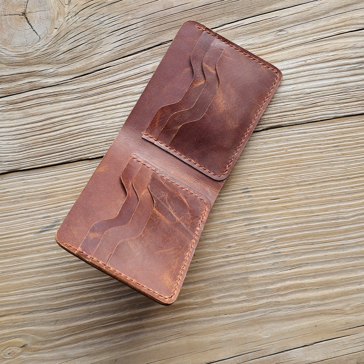 Nomad Bifold Lite – Slim, Smart & Timeless
