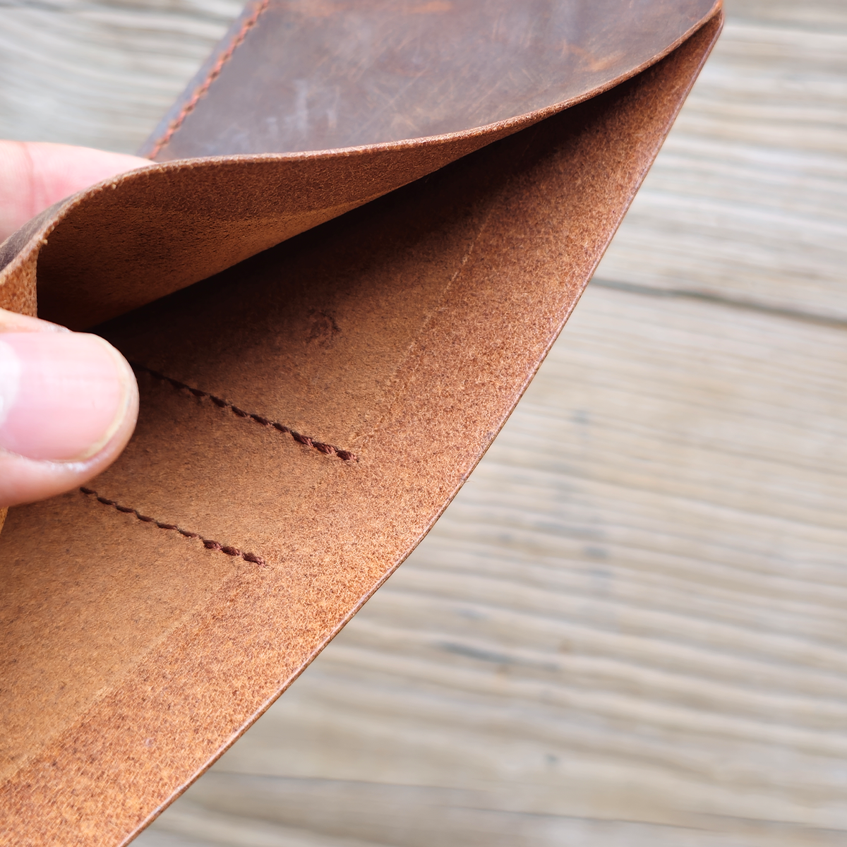 Nomad Bifold Lite – Slim, Smart & Timeless