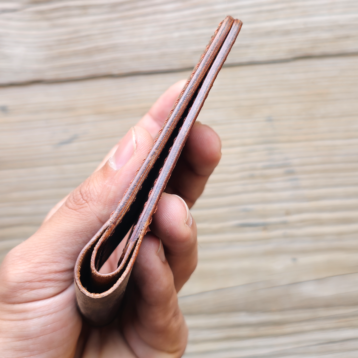 Nomad Bifold Lite – Slim, Smart & Timeless