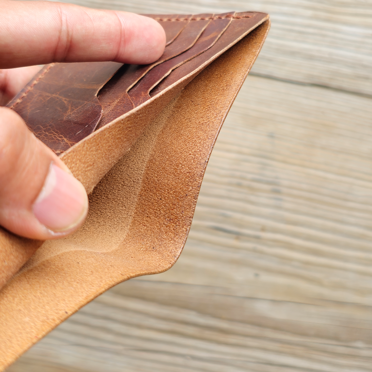 Nomad Bifold Lite – Slim, Smart & Timeless