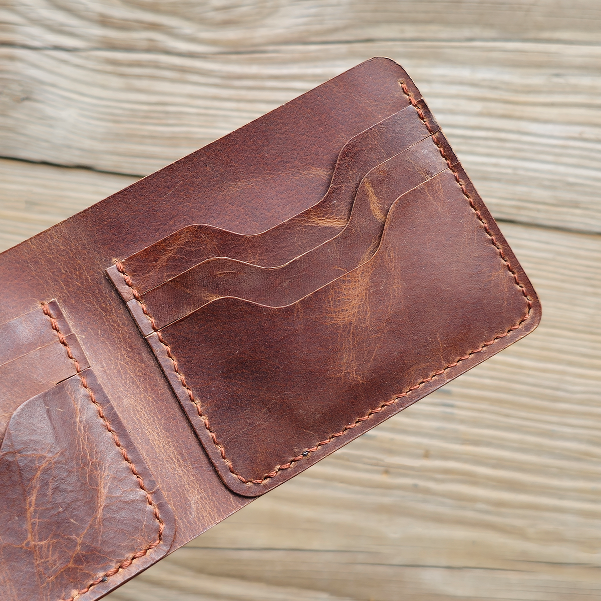 Nomad Bifold Lite – Slim, Smart & Timeless