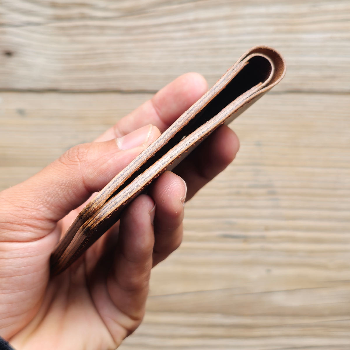 Nomad Bifold Lite – Slim, Smart & Timeless