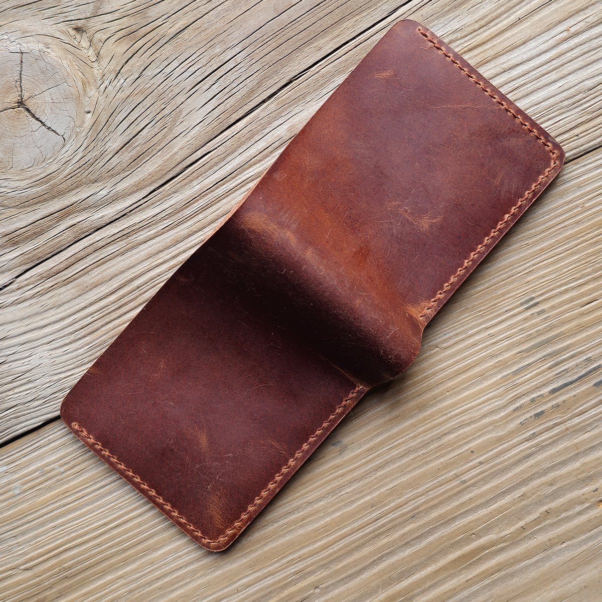 Nomad Bifold Lite – Slim, Smart & Timeless