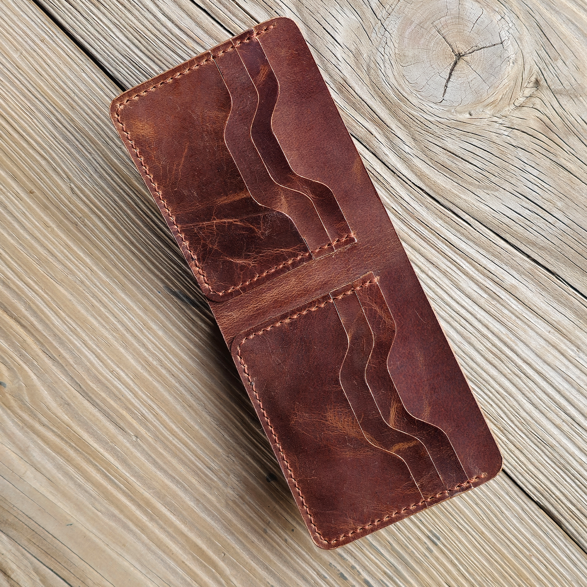 Nomad Bifold Lite – Slim, Smart & Timeless