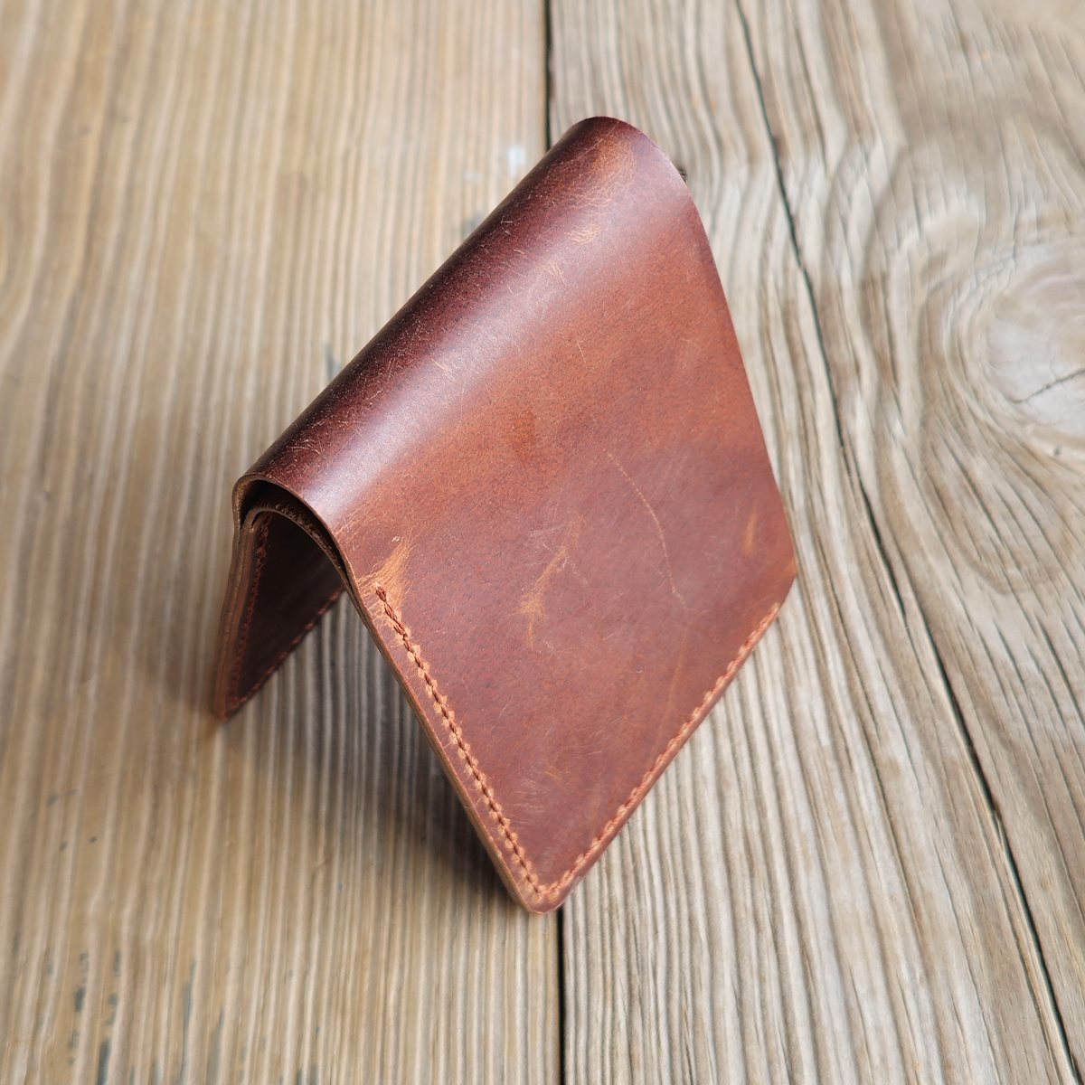 Nomad Bifold Lite – Slim, Smart & Timeless