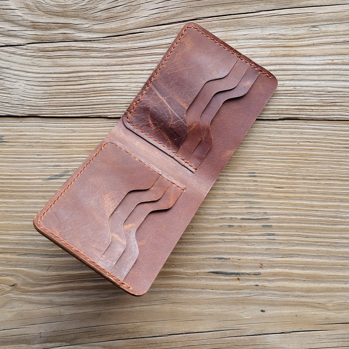 Nomad Bifold Lite – Slim, Smart & Timeless