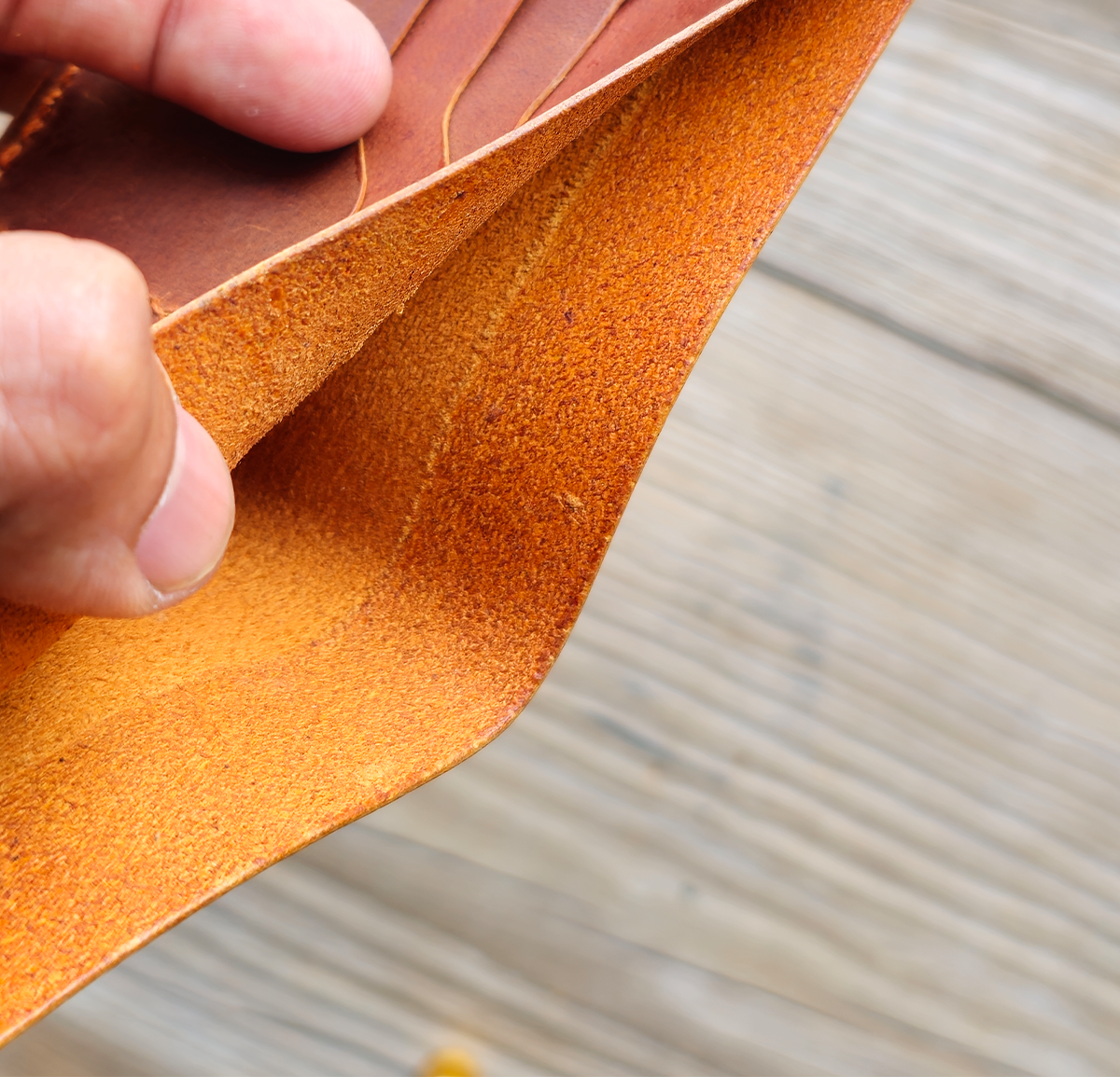 Nomad Bifold Lite – Slim, Smart & Timeless