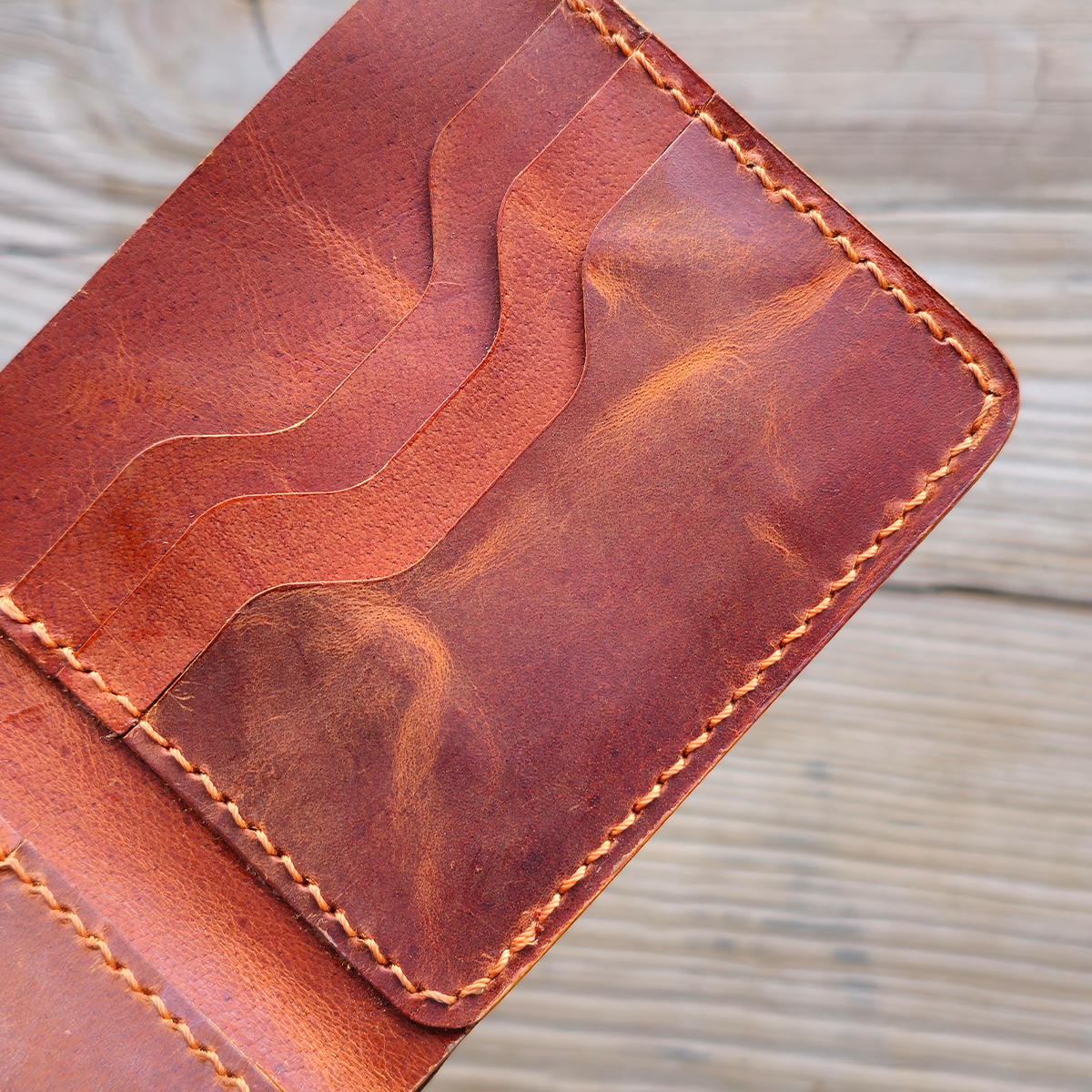 Nomad Bifold Lite – Slim, Smart & Timeless