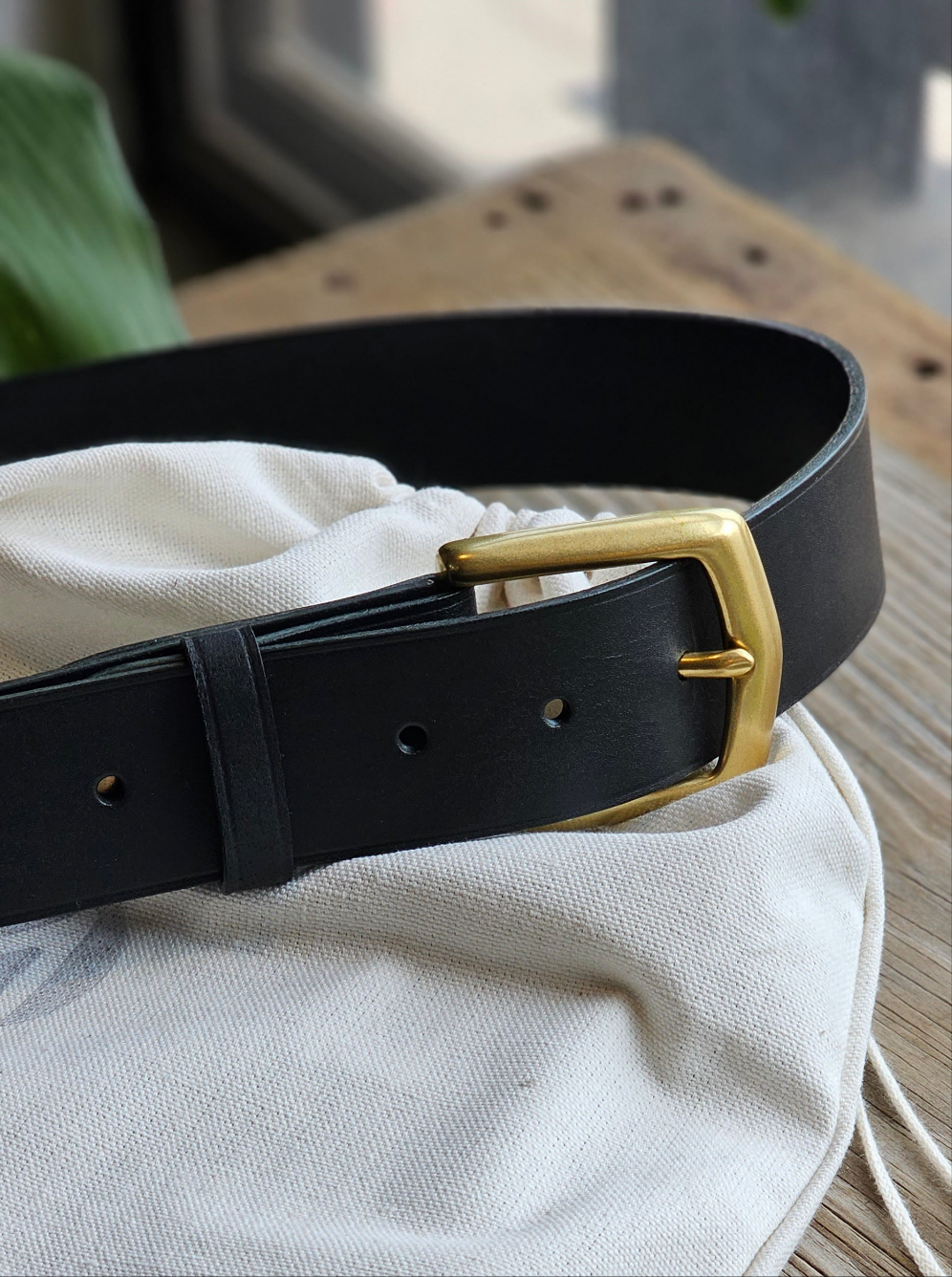Solid Brass Buckle with fullgrain veg tanned highly finished leather belt in pakistan with 10 years warrent of hardware and belt breakability.
