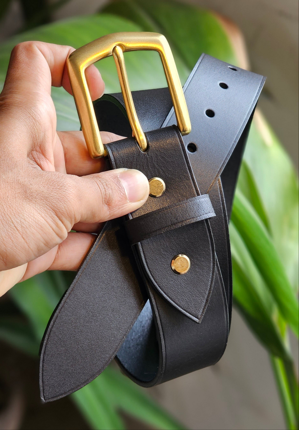 Solid Brass Buckle with fullgrain veg tanned highly finished leather belt in pakistan with 10 years warrent of hardware and belt breakability.