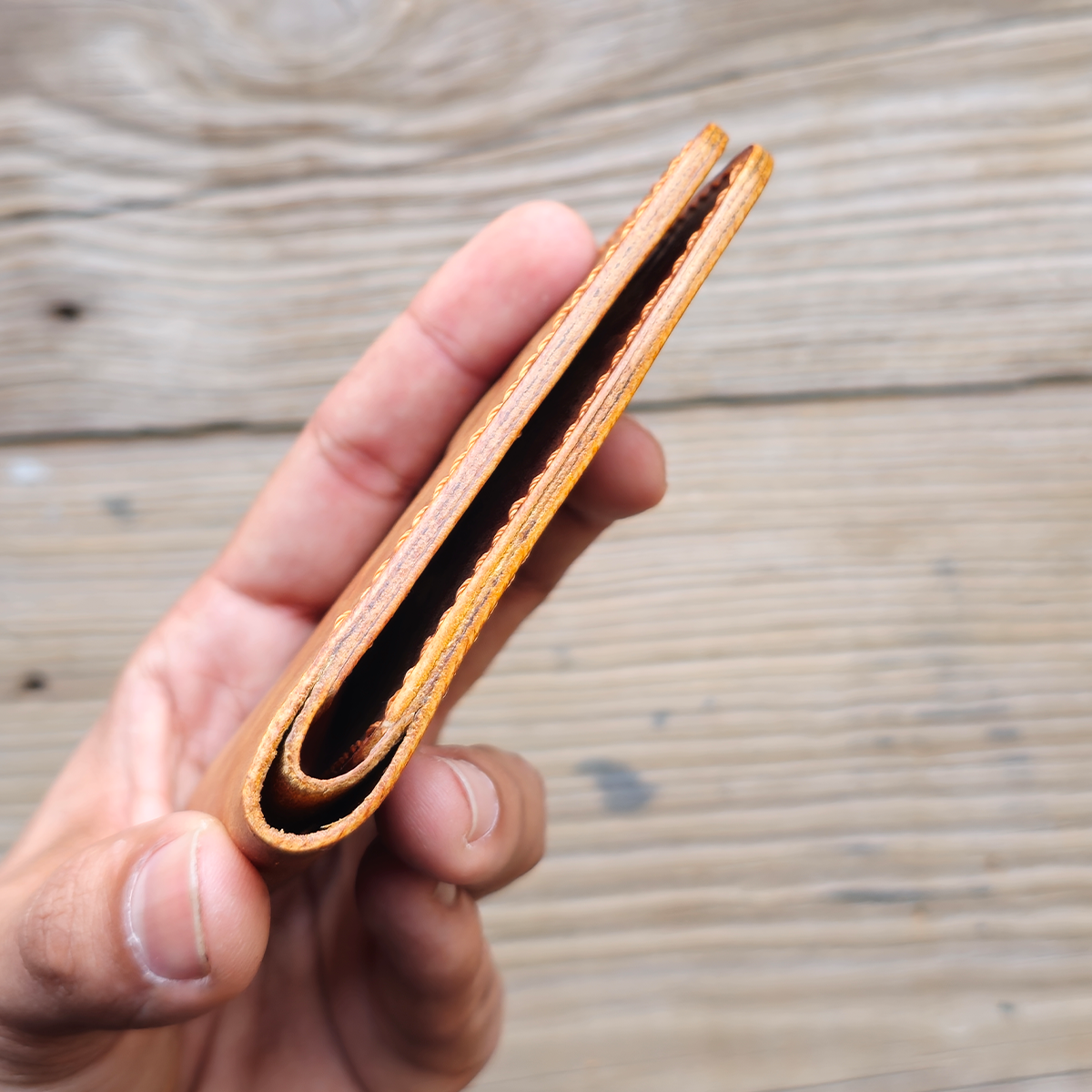 Nomad Bifold Lite – Slim, Smart & Timeless