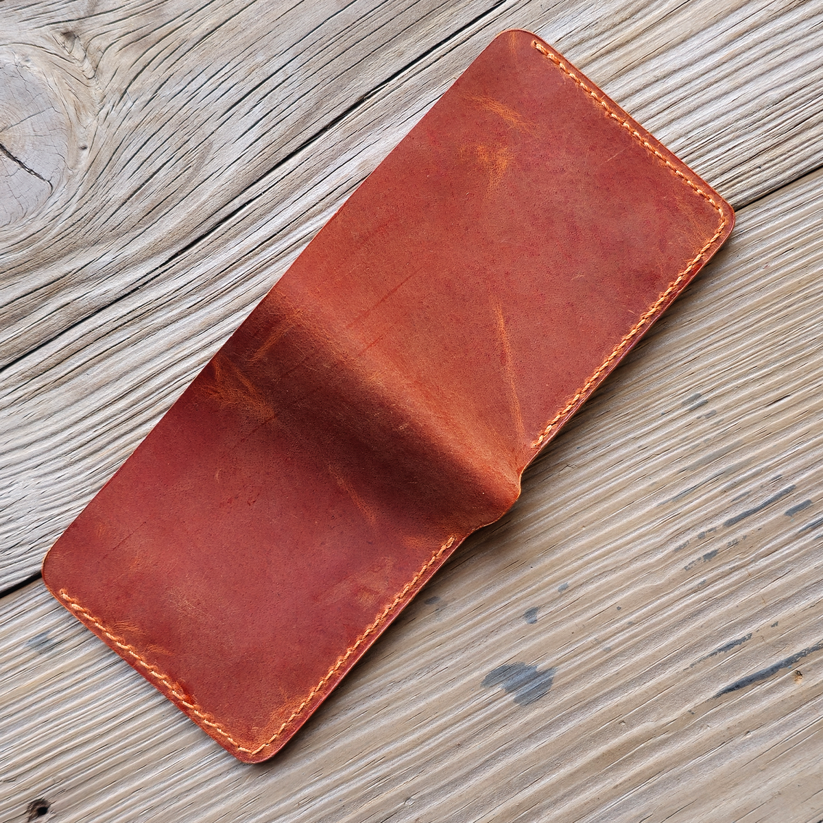Nomad Bifold Lite – Slim, Smart & Timeless