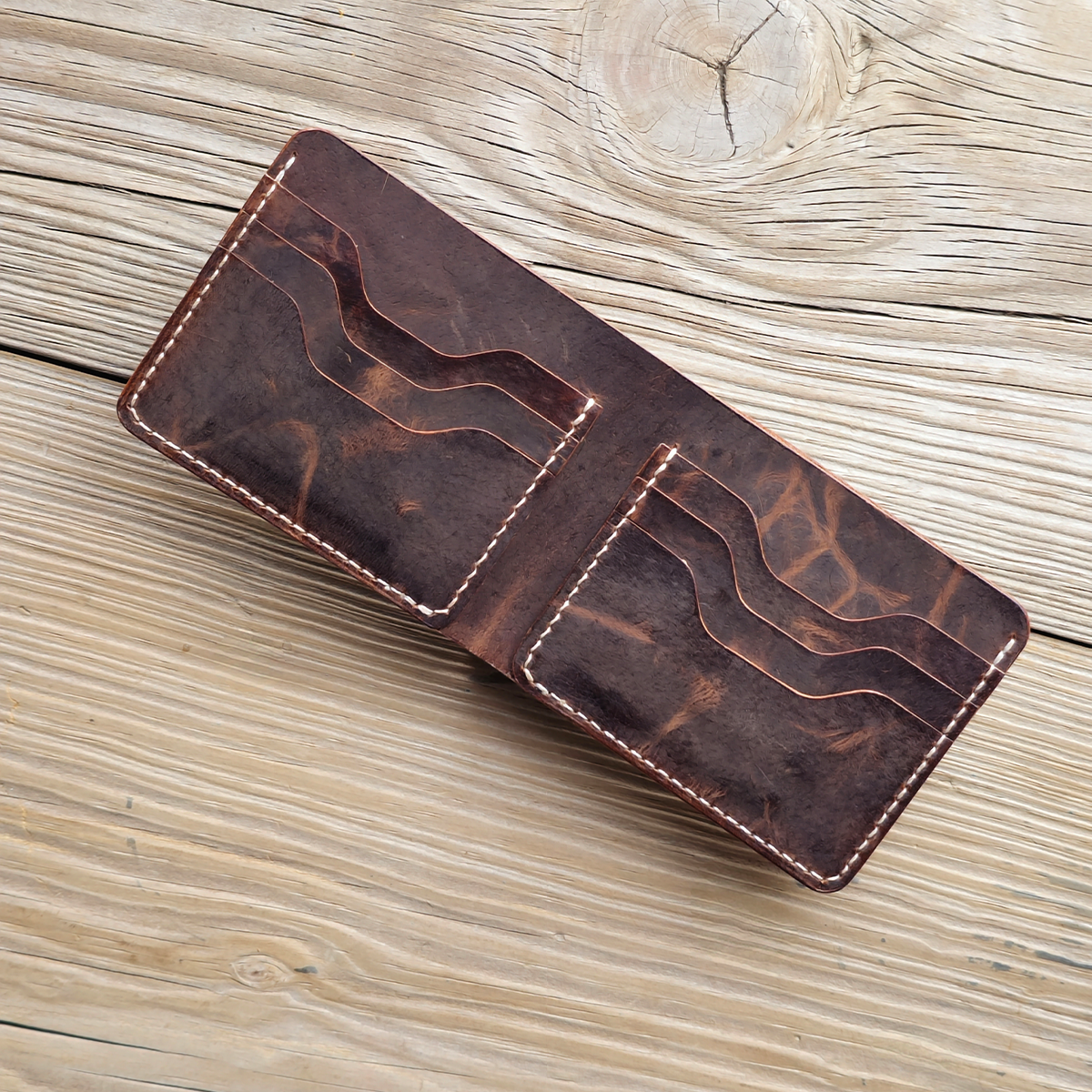 Nomad Bifold Lite – Slim, Smart & Timeless